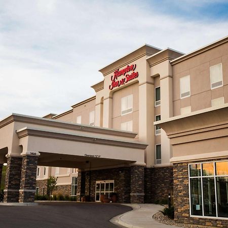 Hampton Inn & Suites Minot Exterior photo